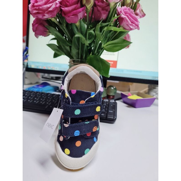 Giày vải họa tiết chấm bi, đế cao su ép phun, chuẩn xuất