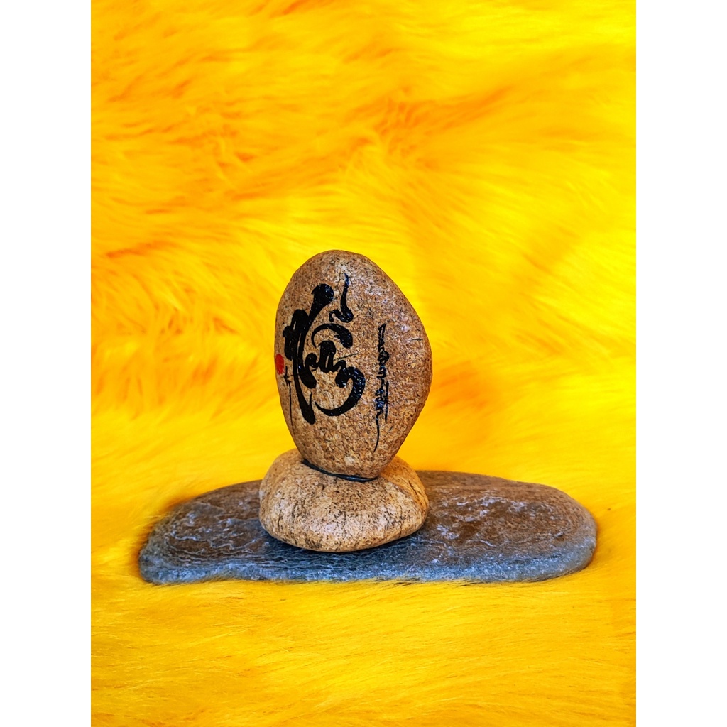 Thư pháp trên đá chữ NHẪN. Kích thước: 7x7x10cm. .