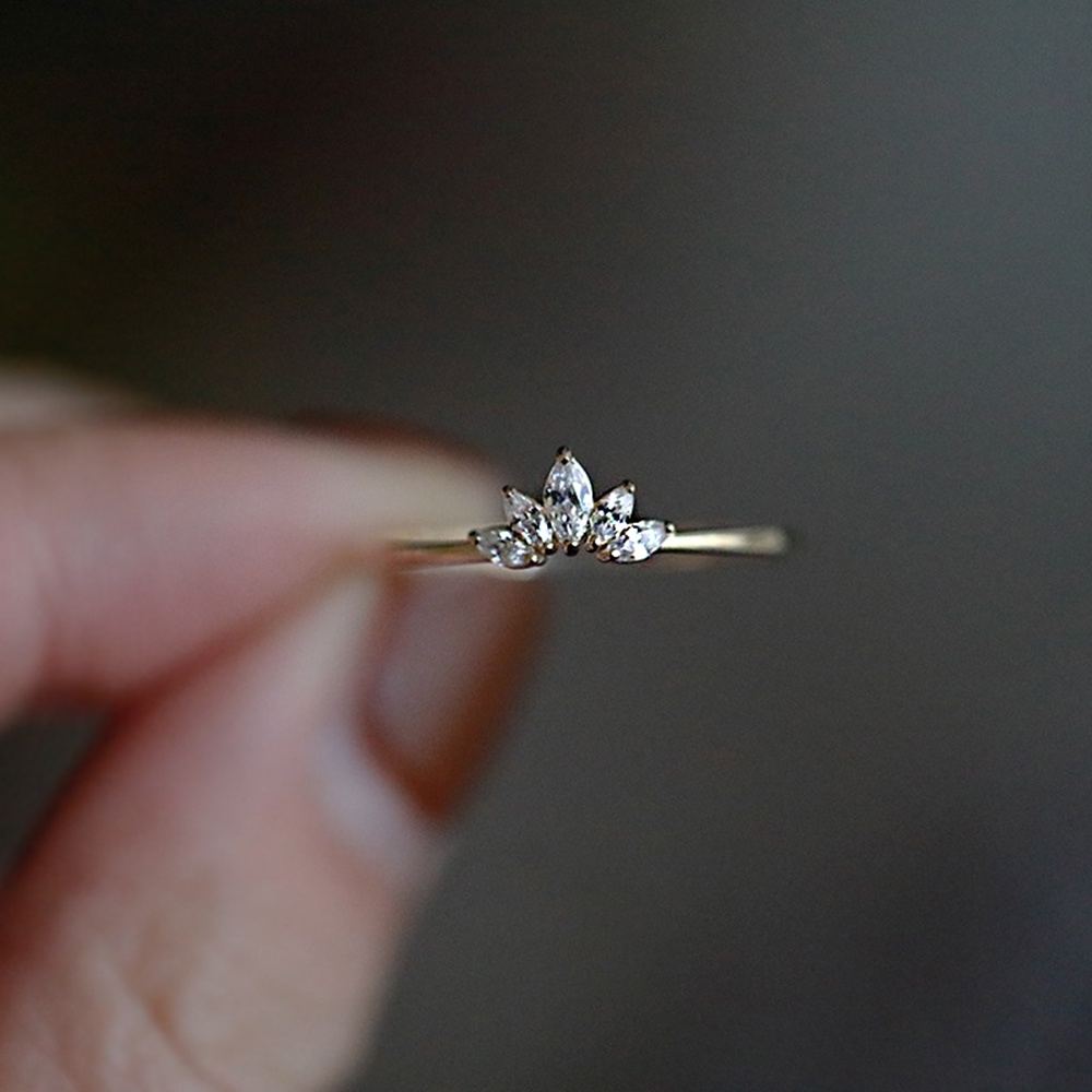 Nhẫn Đính Hôn Bằng Thép Titanium Mạ Vàng Đính Đá Zircon Hình Hoa Đơn Giản Thời Trang Cho Nữ