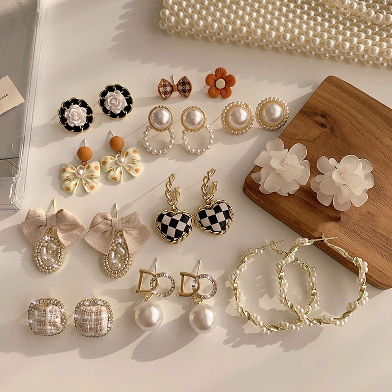 Khuyên tai thời trang dành cho phái đẹp,mẫu mã vô cùng đa dạng,độ bền cao,sang trọng và sành điệu.