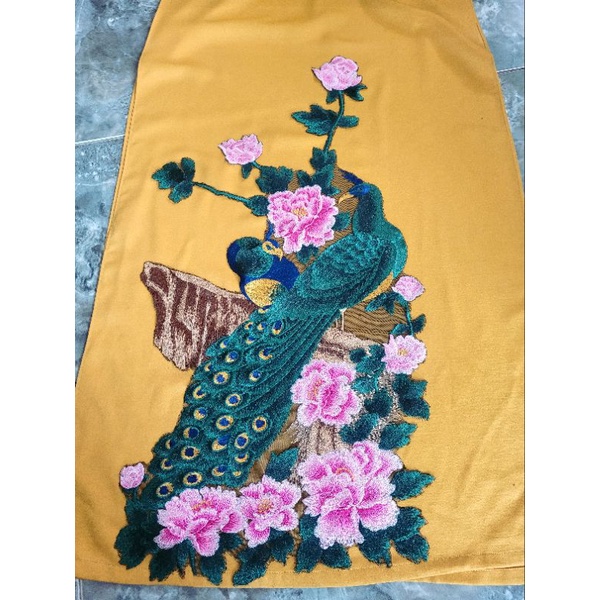 Công, hoa thêu may lên áo dài