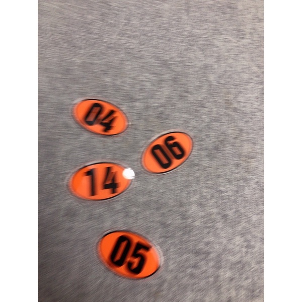 Số bàn quán ăn 6cm x 4cm, số đen, nền cam, siêu đẹp, siêu bắt mắt