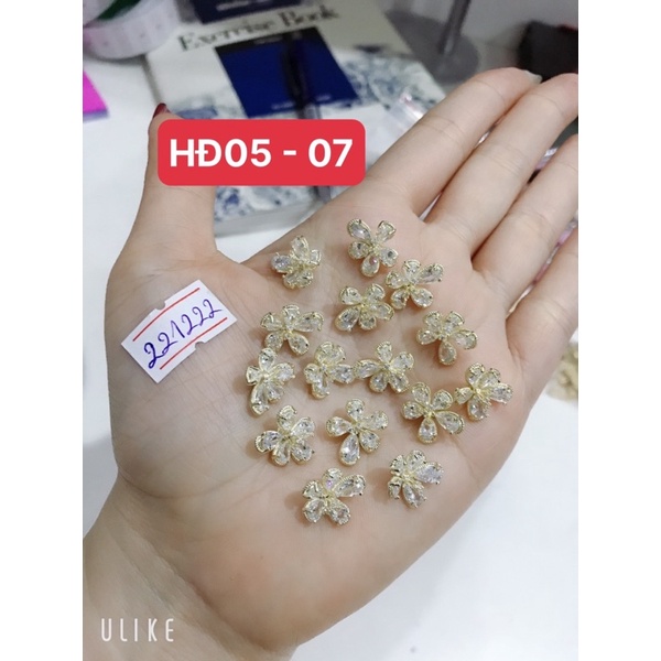 Charm nail gắn móng tay