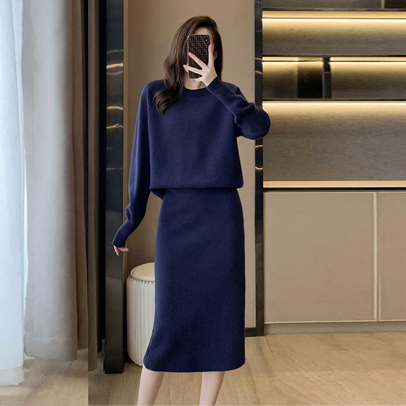 Bộ Áo Sweater Cánh Dơi Chui Đầu Phối Chân Váy Dệt Kim Xẻ Tà Dáng Ôm Dài Qua Gối Thời Trang Thu Đông Phong Cách Xiaoxiang Cho Nữ Mặc Vào Năm Mới