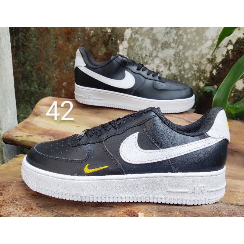 giày thể thao nikeeeeee af111111 hàng 2hand độ mới cao, bao chính hãng, đi êm chân, size42 , cổ thấp đi êm chân