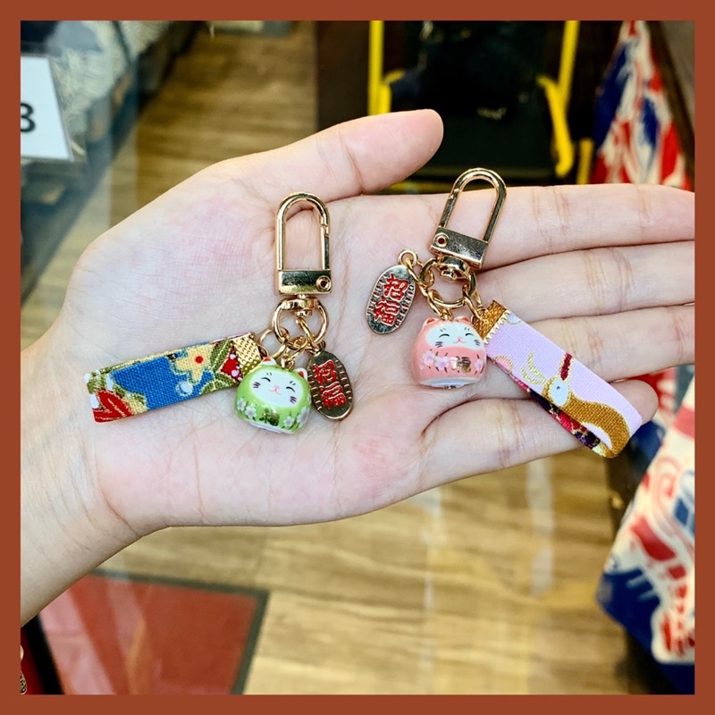 Móc khoá Mèo Thần tài sứ Dải vải Thẻ sắt - MK51 (Khách chọn mẫu muốn lấy trong ghi chú, đơn hàng không chọn mẫu sẽ lấy n