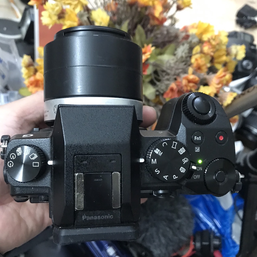 Máy ảnh Lumix G7 quay 4K màn hình lật