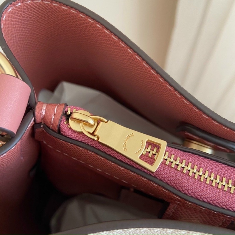 Túi đeo vai Coach Small Town Bucket xinh xắn