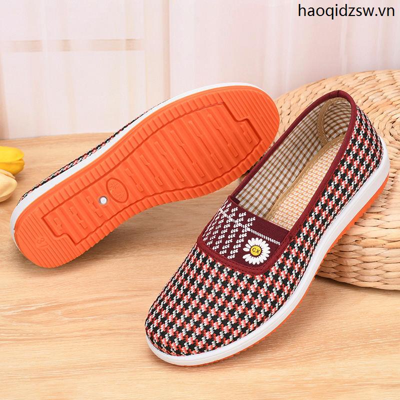 Giày Vải Thủ Công Chống Trượt Thiết Kế Dễ Thương Cho Nữ Từ 40-50 Tuổi