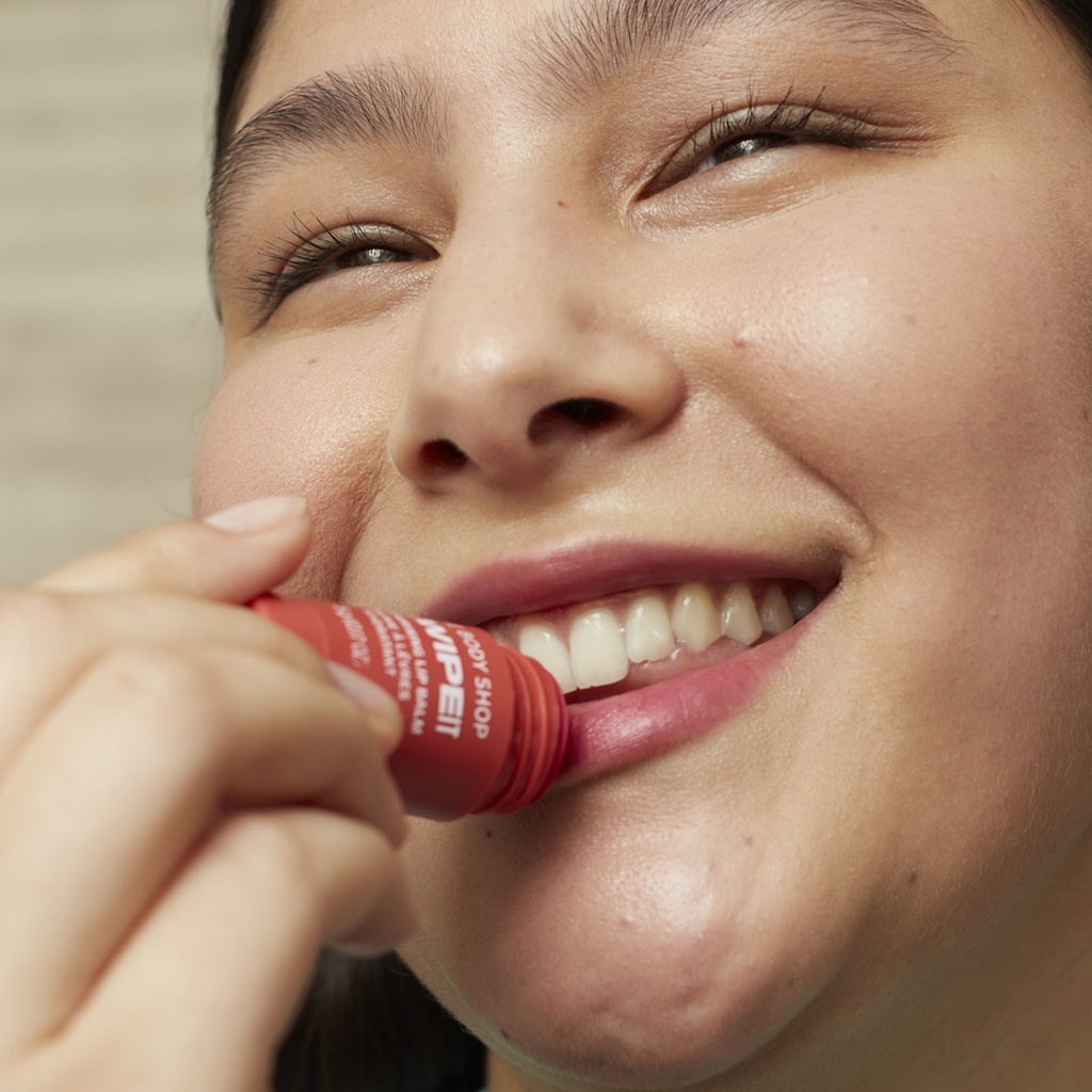 Son dưỡng môi The Body Shop Swipe It Moisturising Strawberry Lip Balm 5G