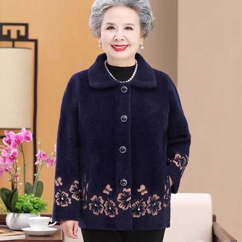 Áo khoác lông thỏ mềm mịn cho bà già. Áo khoác cho bà mùa đông ấm áp