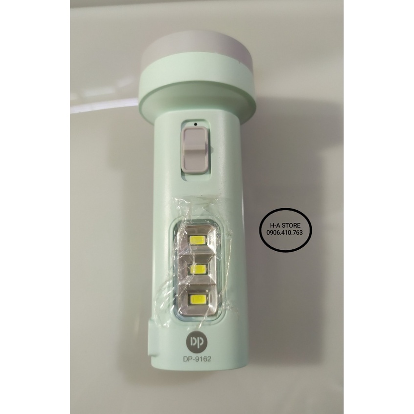 Đèn pin sạc DP 9162 cầm tay bên hông đèn có 3 bóng led