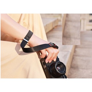 Dây đeo máy ảnh thao tác nhanh Quick Release.
