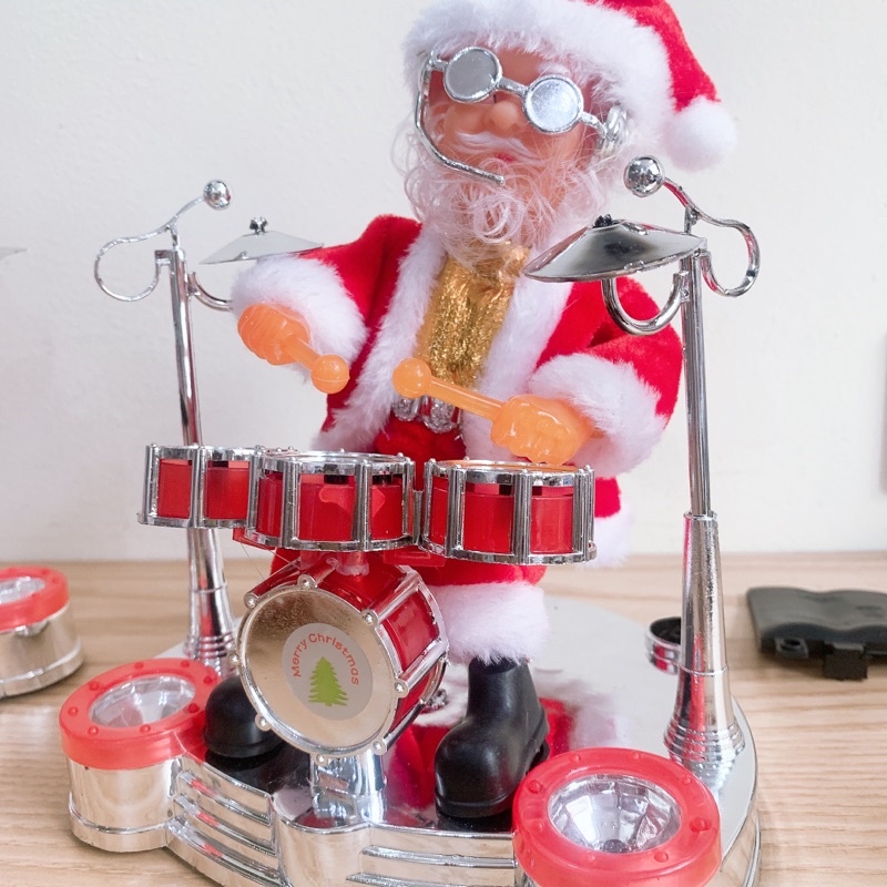 Ông già Noel đánh trống, chơi đàn có đèn và lắc lư theo nhạc vui nhộn, quà tặng giáng sinh