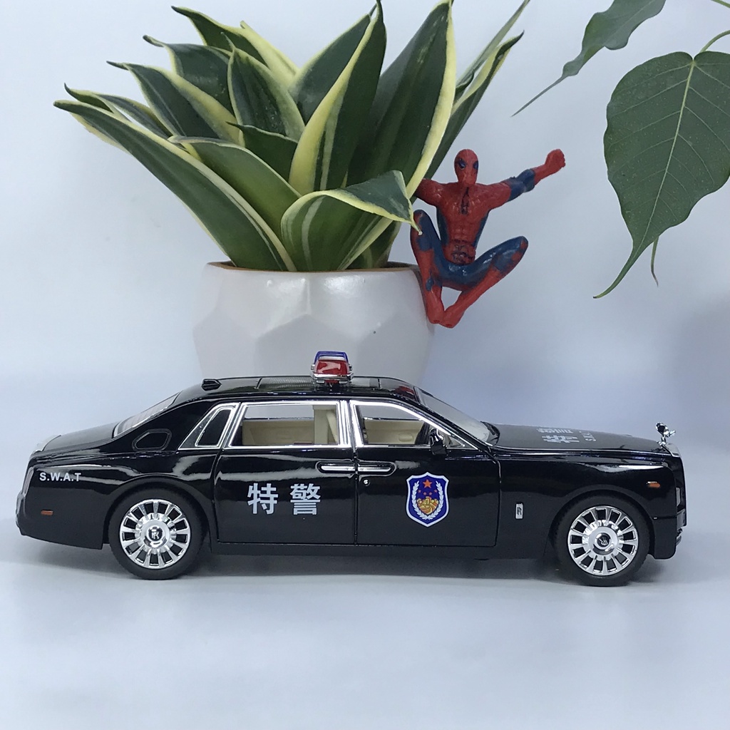 Mô hình xe cảnh sát Rolls Royce Phantom VIII tỷ lệ 1:24 bằng kim loại có đèn chớp nháy ưu tiên và còi hú chuyên dụng