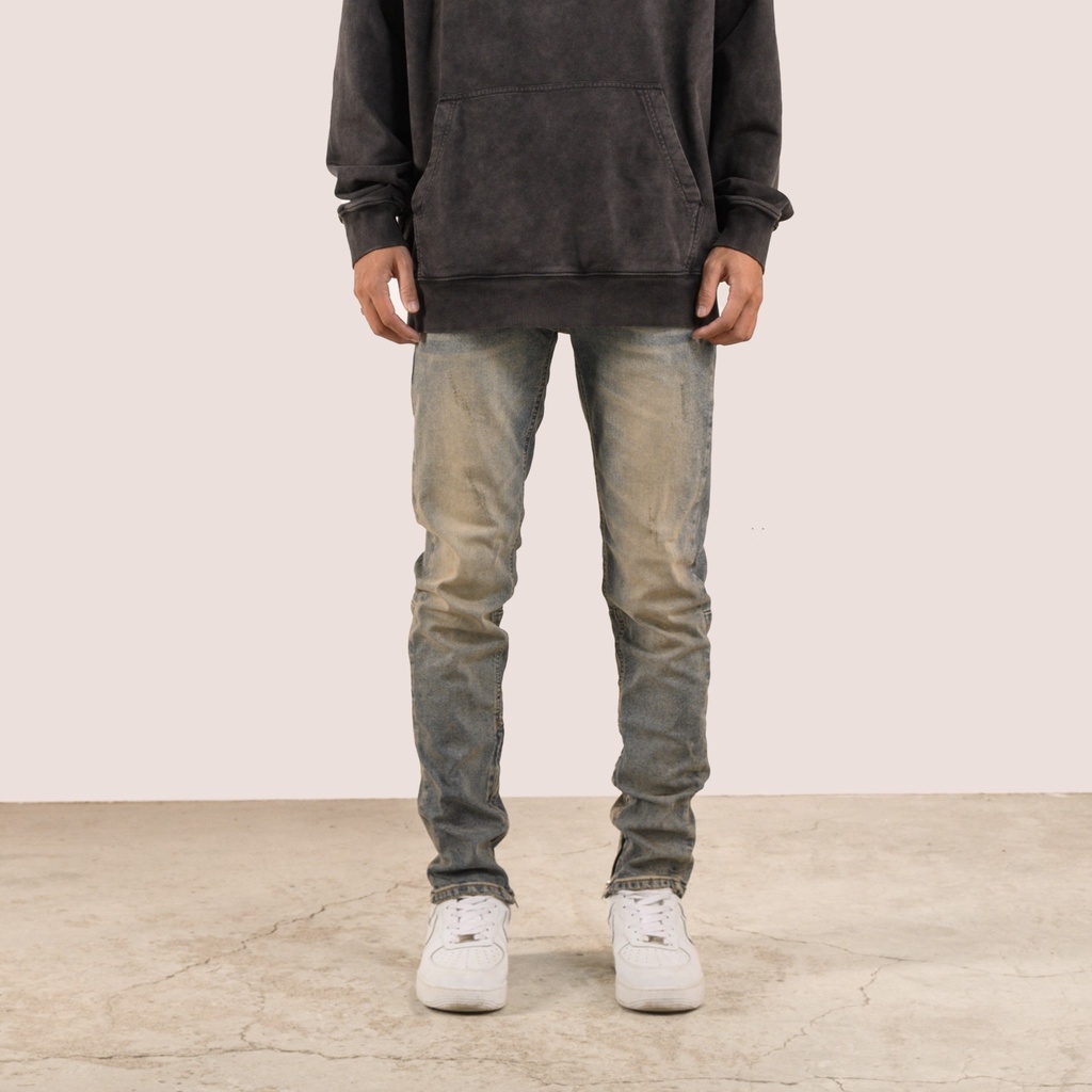 Quần jean nam cao cấp streetwear, màu wash bụi bậm có vếch xước nhẹ, form slimfit,  chất jean co giãn thoải mái.