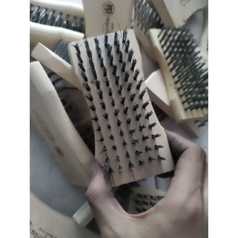 Bàn Chải Sắt Cán Gỗ Vuông