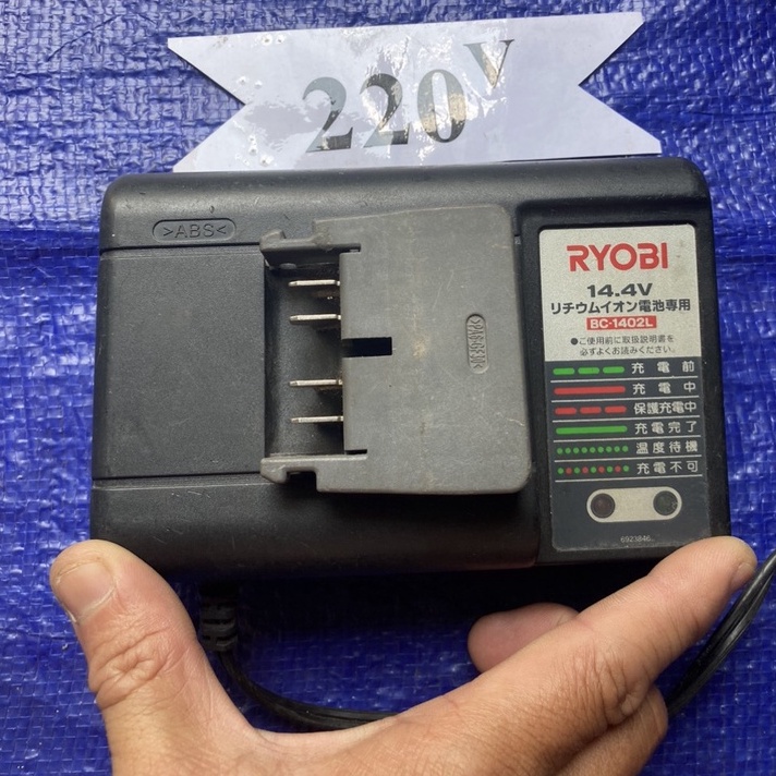 Sạc zin RYOBI lên điện 220v cho pin trượt 14.4v