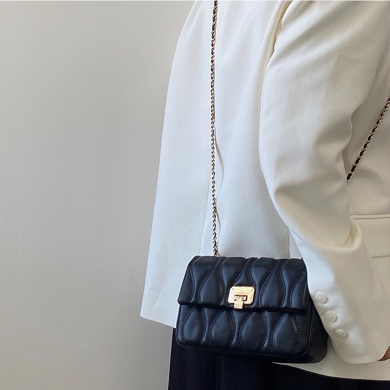 Túi xách nữ túi đeo chéo nữ màu đen đi kèm dây xích có đệm chống đau vai.