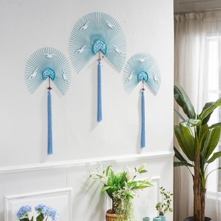 Quạt sắt treo tường trang trí nhà hàng phong cách hiện đại đơn giản