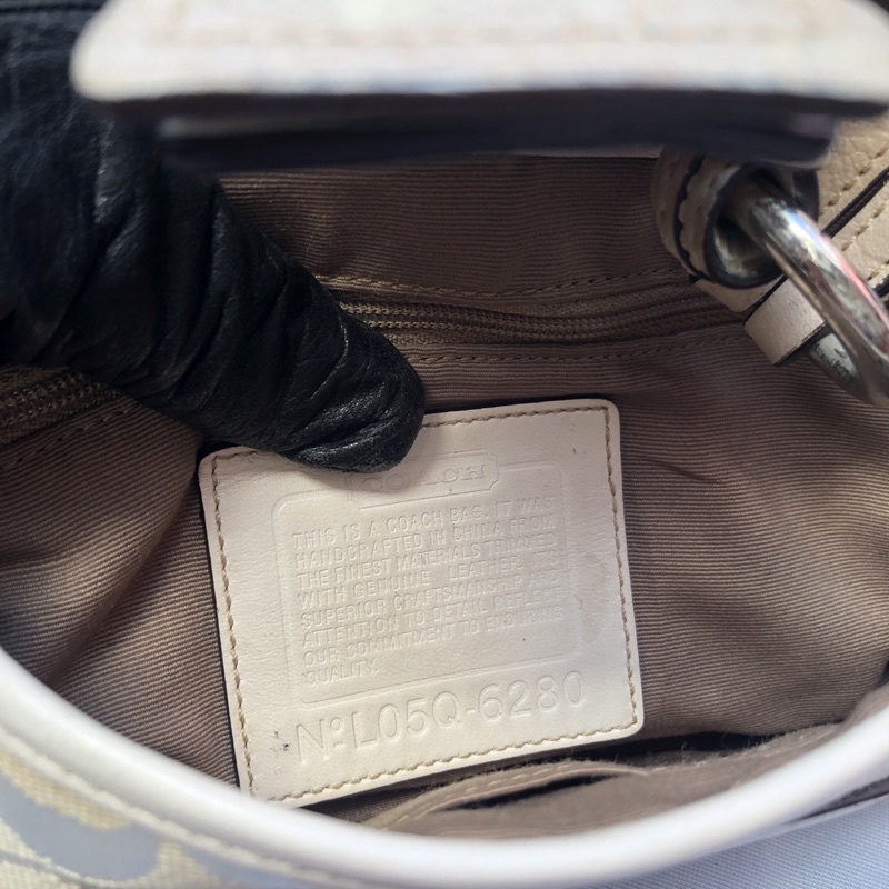 Túi chuẩn si. Túi qua sử dụng. Khách vui lòng xem hình nếu muốn biết thêm thông tin sản phẩm mời khách vô chat . Thanks.