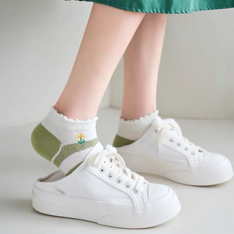 Tất nữ cổ ngắn họa tiết hình hoa màu xanh lá xinh xắn