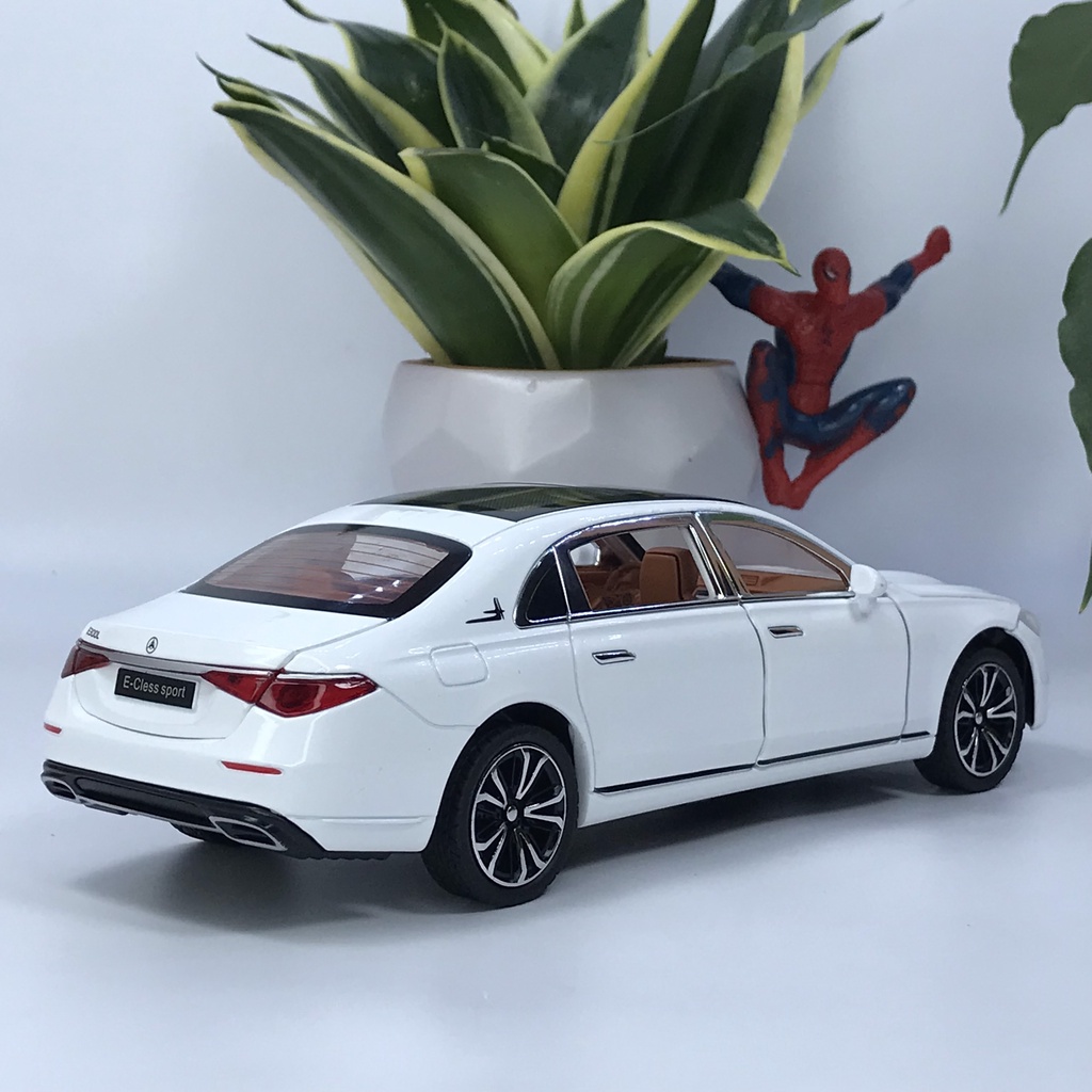 Mô hình xe Mercedes-Benz E300L tỷ lệ 1:24 bằng kim loại mẫu Sedan hạng sang