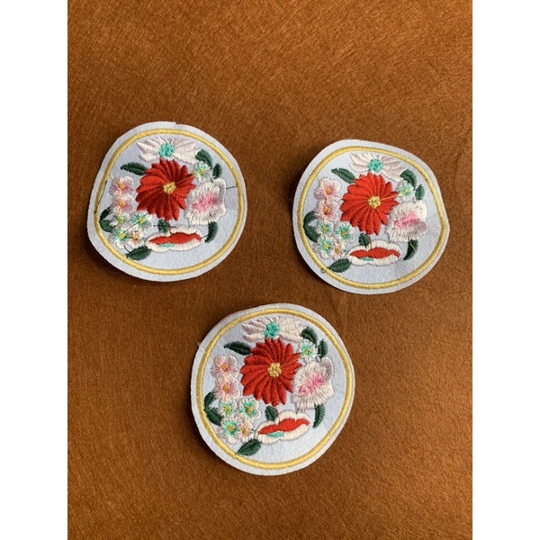 Sticker thêu là ủi tròn hoa
