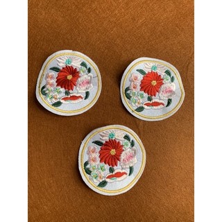Sticker thêu là ủi tròn hoa