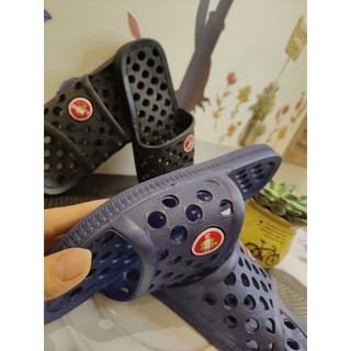 Dép lỗ táo đen - xanh