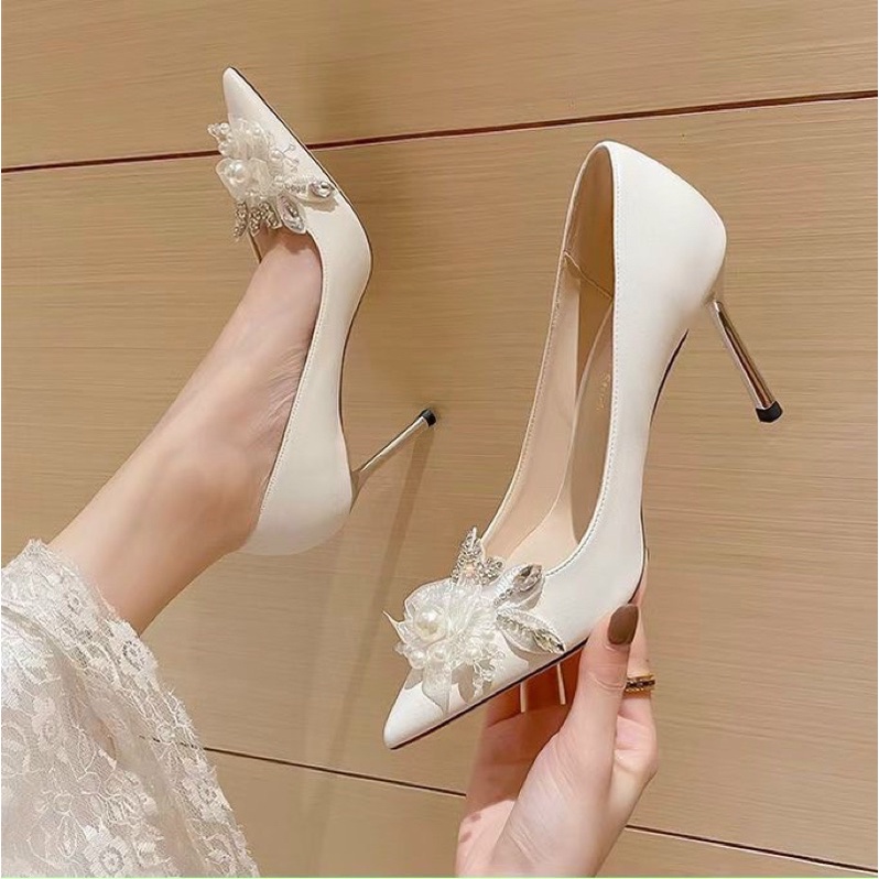 Giày trắng cao gót