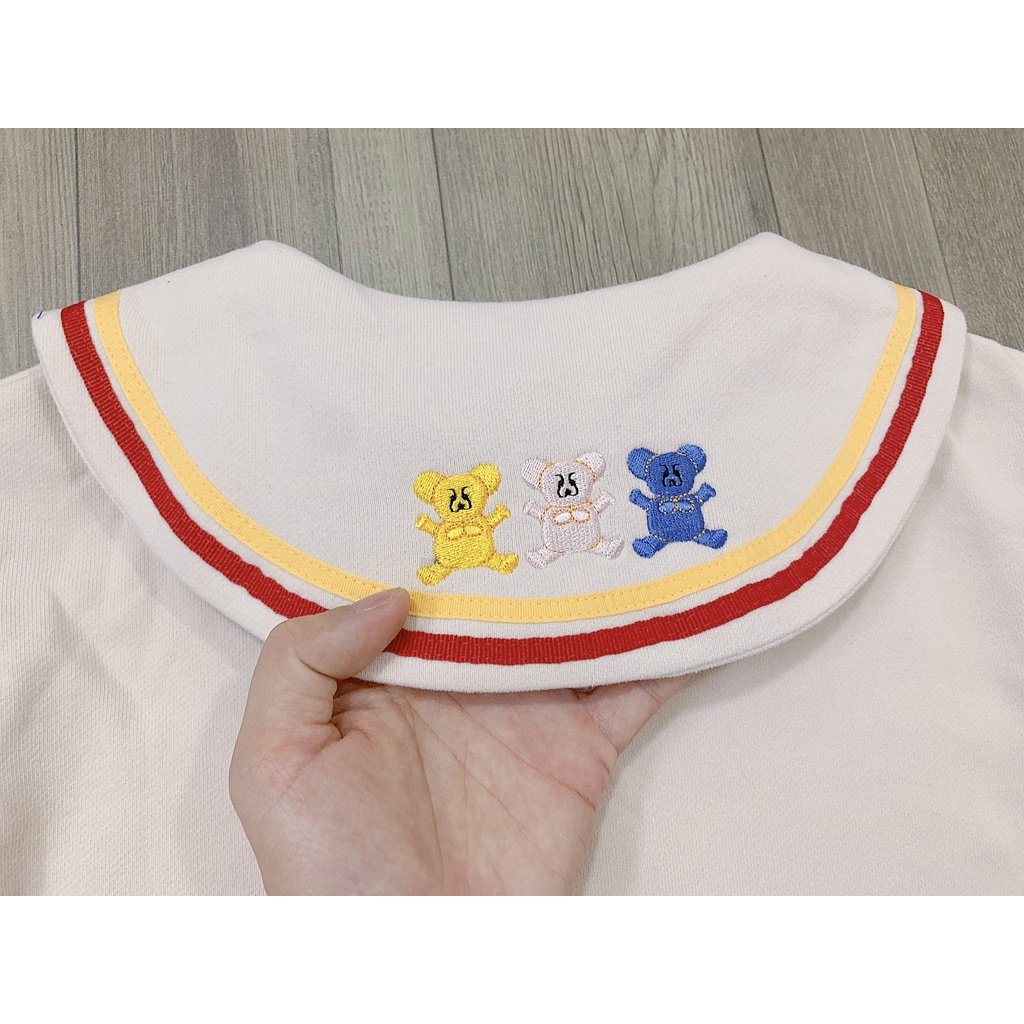 Váy thu đông bé gái Milkmile xuất Hàn. Thiết kế quá sức đáng yêu, chất da cá không bai nhão, thêu gấu cute. Size 90-140