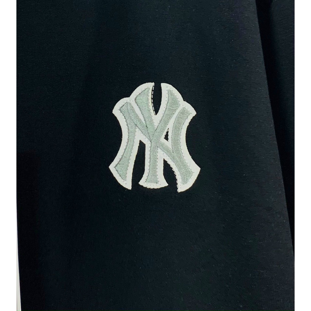 Áo Khoác Chất Nỉ Da Cá In Logo Monogram Màu Đen/Trắng Có Mũ Và Khóa Zip Hot Trend Dn.Storevnxk