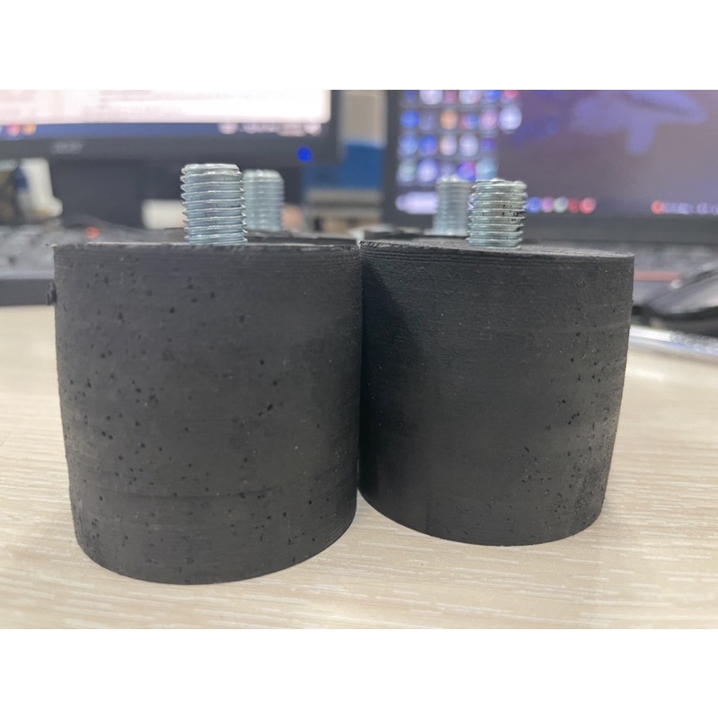 4 cục cao su nâng ghế lái cho xe ô tô.