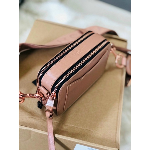 Túi đeo chéo mác màu nude sang chảnh
