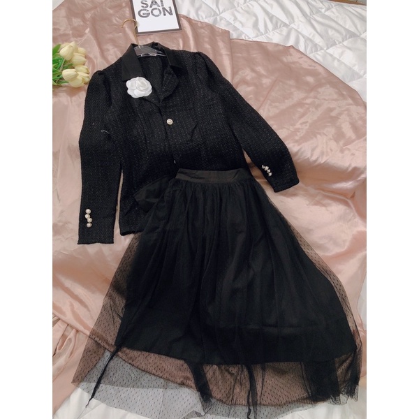 Set đầm thiết kế cao cấp gồm áo vest dạ đen kèm chân váy voan xoè