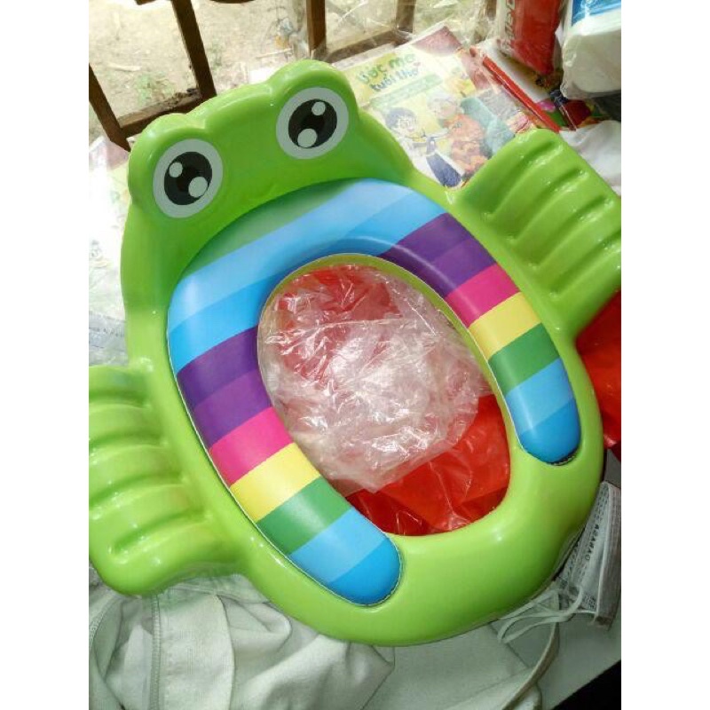 Bệ lót thu nhỏ bồn cầu có tay vịn hình chú ếch cho bé yêu