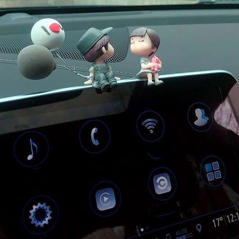 Mô Hình Cặp Đôi Hôn Nhau Dễ Thương Trang Trí Bảng Điều Khiển Xe Hơi