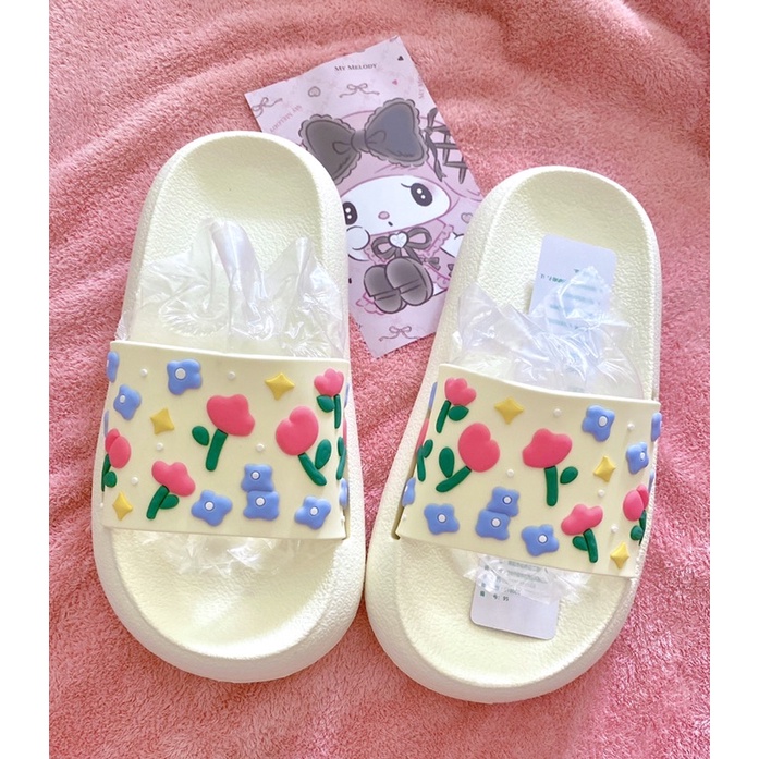 Dép Bánh Mì Hoạ Tiết Hoa Nhí In Nổi Hai Màu Kem & Đen Hot Trend Mùa Hè