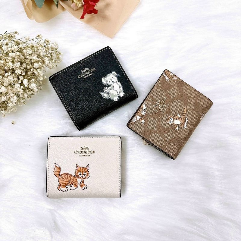 Ví vuông C0ach họa tiết xinh xắn