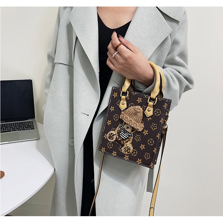 Túi xách nữ đeo chéo gấu xinh nổi bật cực cá tính Capucha T225