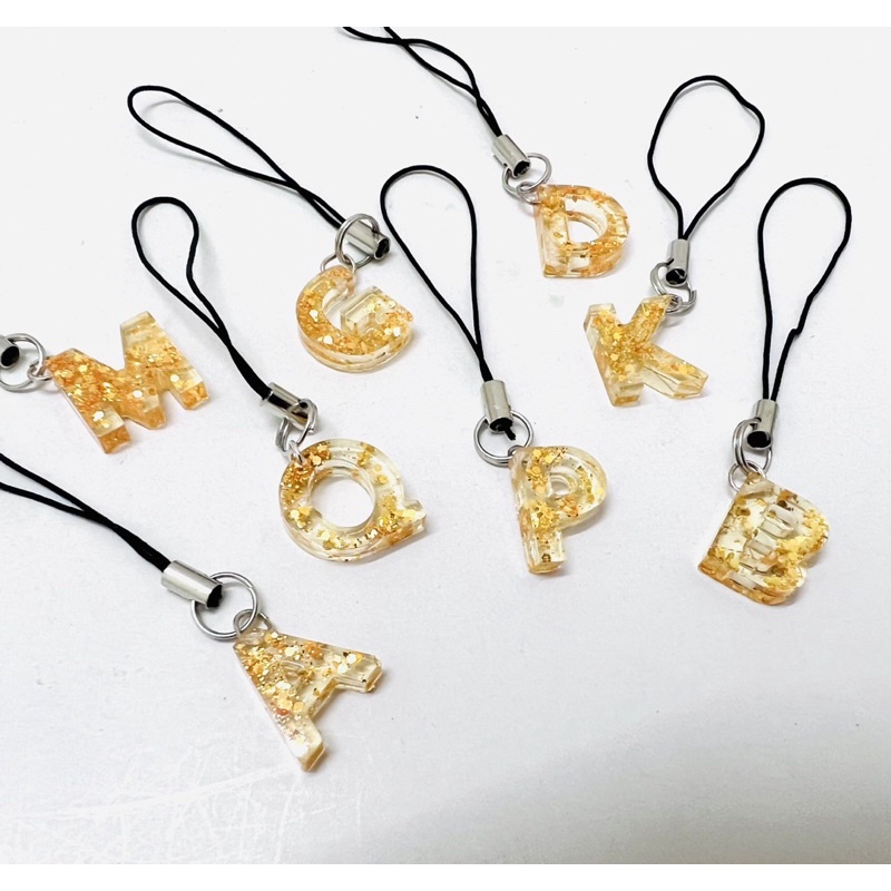 Móc khóa dây chữ cái nhũ vàng keo epoxy trong suốt