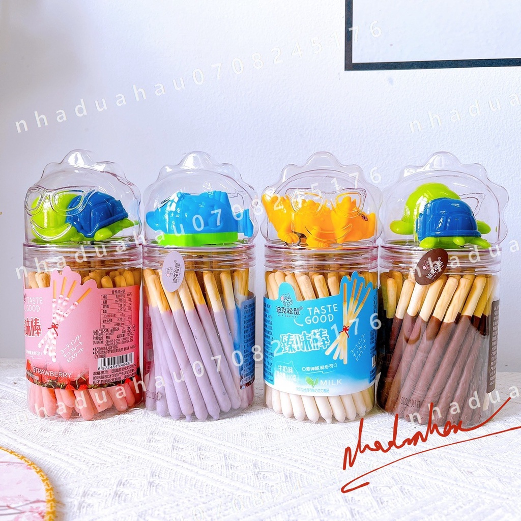 Một hủ bánh que/ nấm phủ kem sô cô la vị dâu/ việt quất/matcha trà xanh kèm xe hơi đồ chơi cute Hongkong hủ 150gam