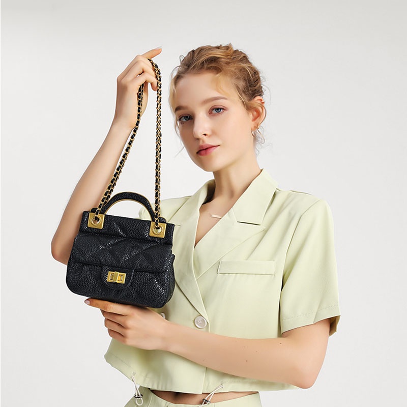 Túi xách đeo chéo IELGY phối dây xích hình thoi màu xanh lá phong cách Hàn Quốc cho nữ