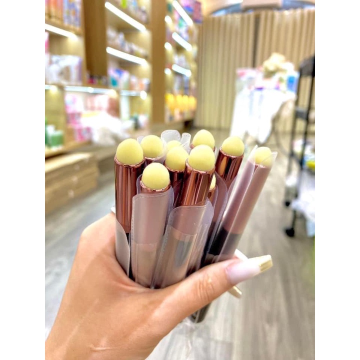 Cọ môi đánh son xinh xắn