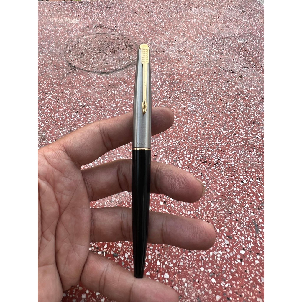 Bút máy Paker chính hãng made USA  mới 95 % như hình , ngòi vàng đúc 14k