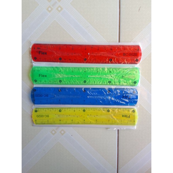 Thước kẻ bằng nhựa dẻo dai không lo bị gãy