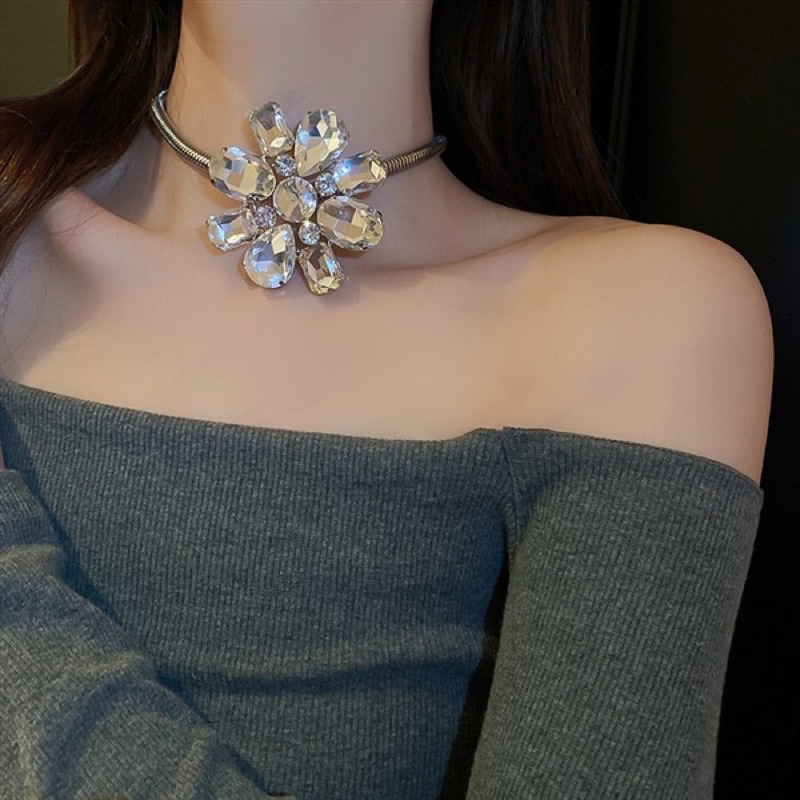 Dây chuyền choker hoa đá trắng to ôm cổ