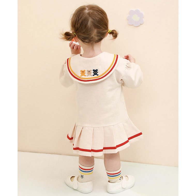 Váy thu đông bé gái Milkmile xuất Hàn. Thiết kế quá sức đáng yêu, chất da cá không bai nhão, thêu gấu cute. Size 90-140