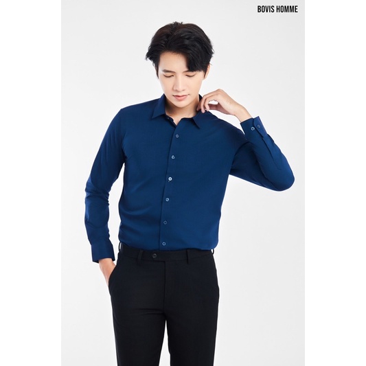Áo sơ mi nam Bovis Homme màu xanh đậm. Chất liệu bamboo mềm mịn, chống nhăn. Phom Slim-fit vừa vặn.
